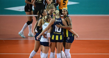 Fenerbahçe, VakıfBank'ı 2-0'dan dönüp yenerek AXA Sigorta Şampiyonlar Kupası'nı kazandı