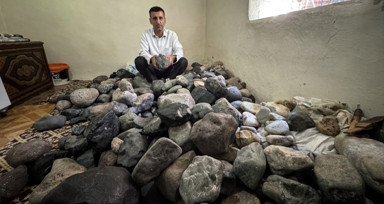 Elazığlı çiftçi evinin bir odasını taşla doldurdu! Bakın ne arıyor
