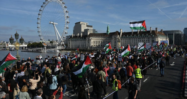 Gazze ateşkesi sonrası Londra’da binler yürüdü