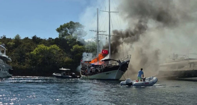 Fethiye'de tekne alev topuna döndü: Ekipler olay yerinde