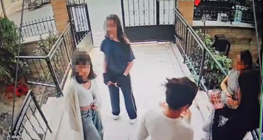 Makyajlarını eleştiren çocuğun kapısına dayandılar! Akran zorbalığı güvenlik kamerasında