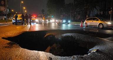 Fatih’te sağanak felaketi: Yol çöktü, taksi ters döndü!