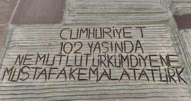 Kırklarelili çiftçi tarlasına pullukla "Cumhuriyet 102 yaşında" yazdı