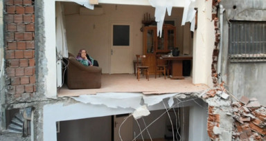 Zeytinburnu'nda bir binadaki yıkım nedeniyle bitişikteki apartmanda hasar oluştu