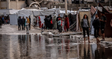 Gazzelilerin çadırları sular altında kaldı