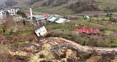 Ordu'da heyelan nedeniyle 2 ev ile halı saha yıkıldı