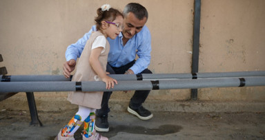 Kızı için su borularından yürüme bariyeri yaptı: "Baba ben de koşacağım"