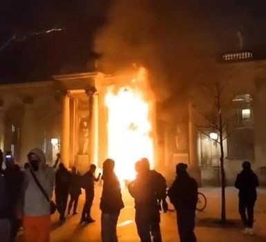 Macron köşeye sıkıştı! Kararları Fransa'yı birbirine kattı! 1 milyonun sokağa dökülmesi ülkeyi felç etti - Resim: 21