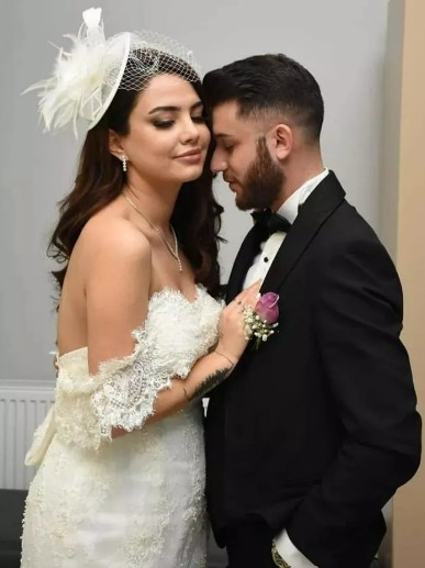 Eşinden boşanacağı haberleriyle gündeme gelen fenomen Ece Ronay boşanmaktan vazgeçtiğini açıkladı - Resim: 1