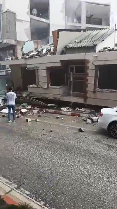 Hatay'da şiddetli yağış sırasında ağır hasarlı 2 katlı bina çöktü - Resim: 3