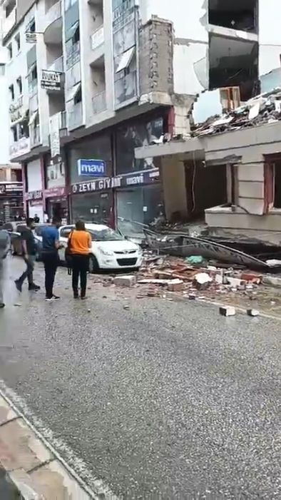 Hatay'da şiddetli yağış sırasında ağır hasarlı 2 katlı bina çöktü - Resim: 5