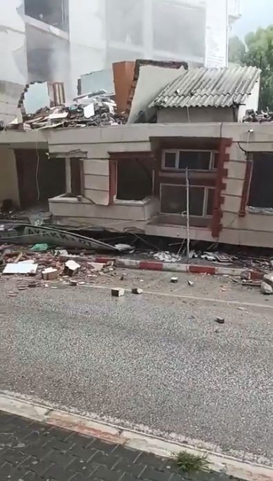 Hatay'da şiddetli yağış sırasında ağır hasarlı 2 katlı bina çöktü - Resim: 1