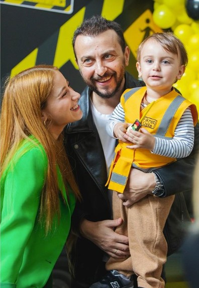 Hazal Kaya, eşi Ali Atay'ın doğum günü dudak dudağa verdikleri pozla kutladı: Beğeni ve yorum yağdı - Resim: 3