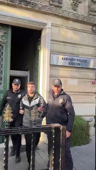 "Siz Arap sevicisiniz" diyerek Filistin'e destek yürüyüşüne katılan kişiye yumruk attı! - Resim : 5