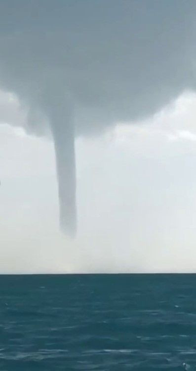 Antalya'da hortum felaketini gözler önüne seren anlar! 'Allah'ım sen koru, kesil kesil' - Resim: 17