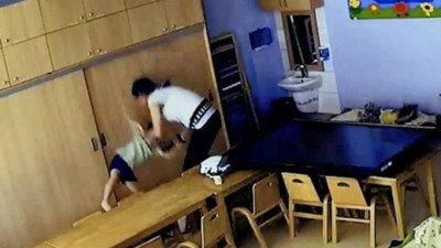 Çocuğun oyuncak bebeğe yaptıkları şiddet skandalını ortaya çıkardı