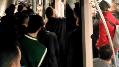 Metro seferleri durunca raylarda yürüdüler