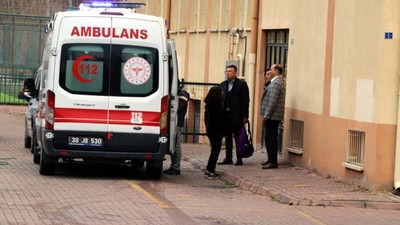Puding yiyen 2 öğrenci zehirlendi