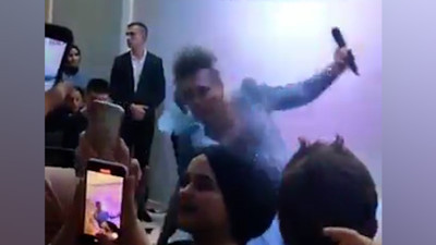 Sahnede Playback Yapan Murat Övüç Yere Düştü