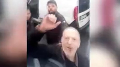 Bayrampaşa'da tartıştıkları sürücüyü eşinin yanında dövdüler