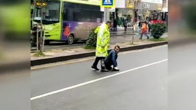 Yolun karşısına geçmeye çalışan bedensel engelli için trafik polisi yolu kesti