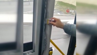 Camı patlayan İETT otobüsünün sürücüsü yolcuları azarladı 