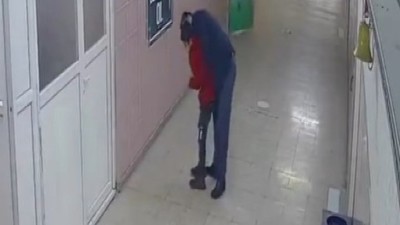Müdür yardımcısı, boğulan öğrencisini heimlich manevrası ile kurtardı