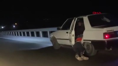 Hızla ilerleyen otomobilin arkasından sarkan kişi görenleri korkuttu
