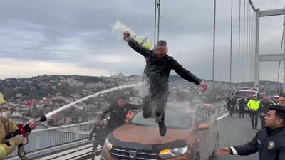 Otomobilin üzerine çıkıp benzin döken şahsa itfaiyeciden ‘su sıkma’ müdahalesi