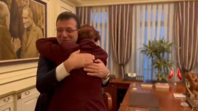 Ekrem İmamoğlu'nun kendisine verilen hapis ve siyasi yasak kararını öğrendiği an! Meral Akşener'le birbirlerine böyle sarıldılar