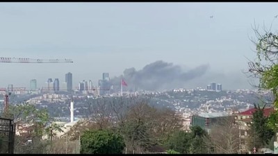 İstanbul Levent'te bulunan Metrocity AVM'deki yangın Anadolu Yakası'ndan da görüldü