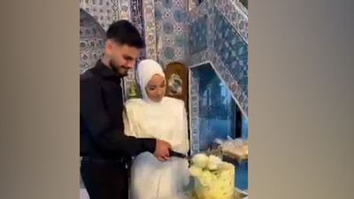 Camide nikah kıyan çift, pasta kesti! Fotoğraf çekimi de yapan çift tepki çekti