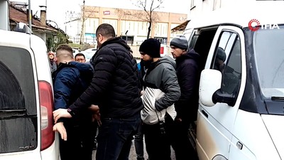 Girdiği minibüste mahsur kalan hırsızı polis kurtardı