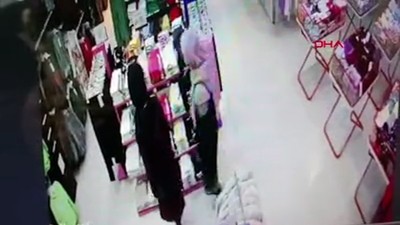 Giyim mağazasındaki hırsızlık güvenlik kamerasına yansıdı