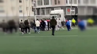 Hakemin kararlarını beğenmeyince saldırdılar