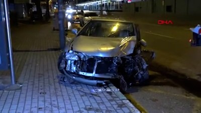 Hem kolu kırık, hem alkollü kaza yaptı