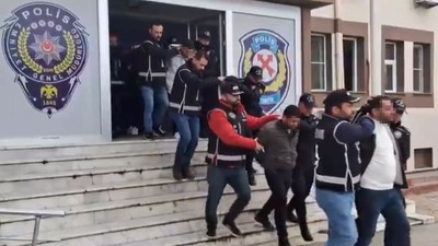 Balıkesir'in Edremit ilçesinde G.A.'nın şikayeti üzerine çiftlik evi mafyası çökertilmişti! Baltalı sapık Rabia Dilruba Candaş paket oldu