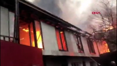 Sarıyer'de Ali Poyrazoğlu Tiyatrosu'na ait depo yandı