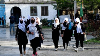 Taliban üniversitelerde kız öğrencilerin eğitimine yasak getirdi