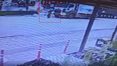 Talihsiz kadın çöp kamyonun altında kaldı! O anlar kamerada