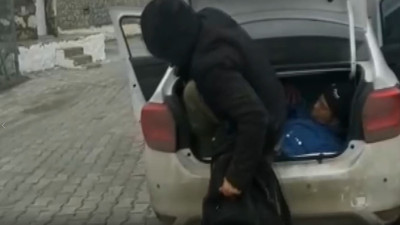 4 kişilik otomobilden 14 kaçak göçmen çıktı