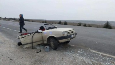 Eskişehir’de kaza yapan otomobil ikiye bölündü