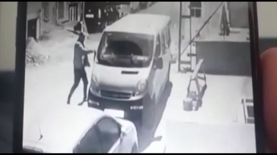 Esenyurt'ta sabah saatlerinde baltalı damat dehşeti! Önce dövdü ardından kayınpederinin arabasını parçaladı