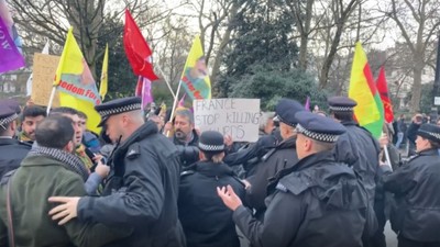 Paris'in ardından Londra'da da PKK yanlıları sokakları karıştırdı! Türkiye Büyükelçiliği'ne saldırı