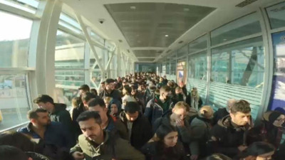 Yurt dışı çıkış harcı ve IMEI kayıt ücretlerine 2023 yılında zam gelecek olması nedeniyle vatandaşlar Sarp Sınır Kapısı'nda yoğunluk oluşturdu