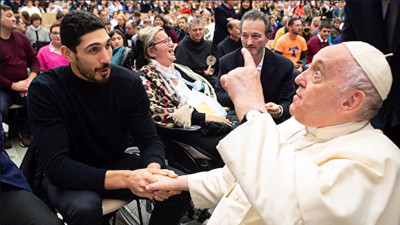FETÖ'cü hain Enes Kanter'den skandal hareket! Dizlerinin üzerine çöküp Papa'ya ülkemizi şikayet etti