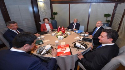 6'lı masada kriz mi var? Millet İttifakı'nın adayı kim olacak? Ahmet Davutoğlu canlı yayında anlattı