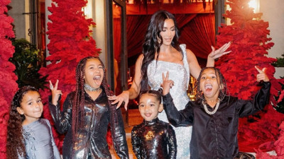 Kim Kardashian ailesiyle Noel pozları verdi