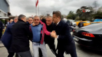 Tezgahı elinden alınan simitçi, İBB binası önünde kendini yakmaya çalıştı