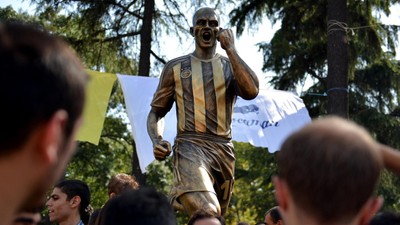 Alex'e büyük şok! "Heykelini kaldırın"